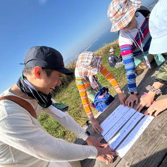 春山さん大爆笑🤣
そりゃ笑うしかないよね〜😁笑笑

僕の俳句も持って来ます。と
すぐにご持参頂き中央に置く。

『人の手で　掃き清めたる上宮の　　　　道に思うわ　祈りの姿🙏』
by春山CEO🤵‍♂️

素晴らしい🙌アメージング⛰️✨

春山さんのお人柄にオバタリアン達
🥊メロメロパンチ🥊