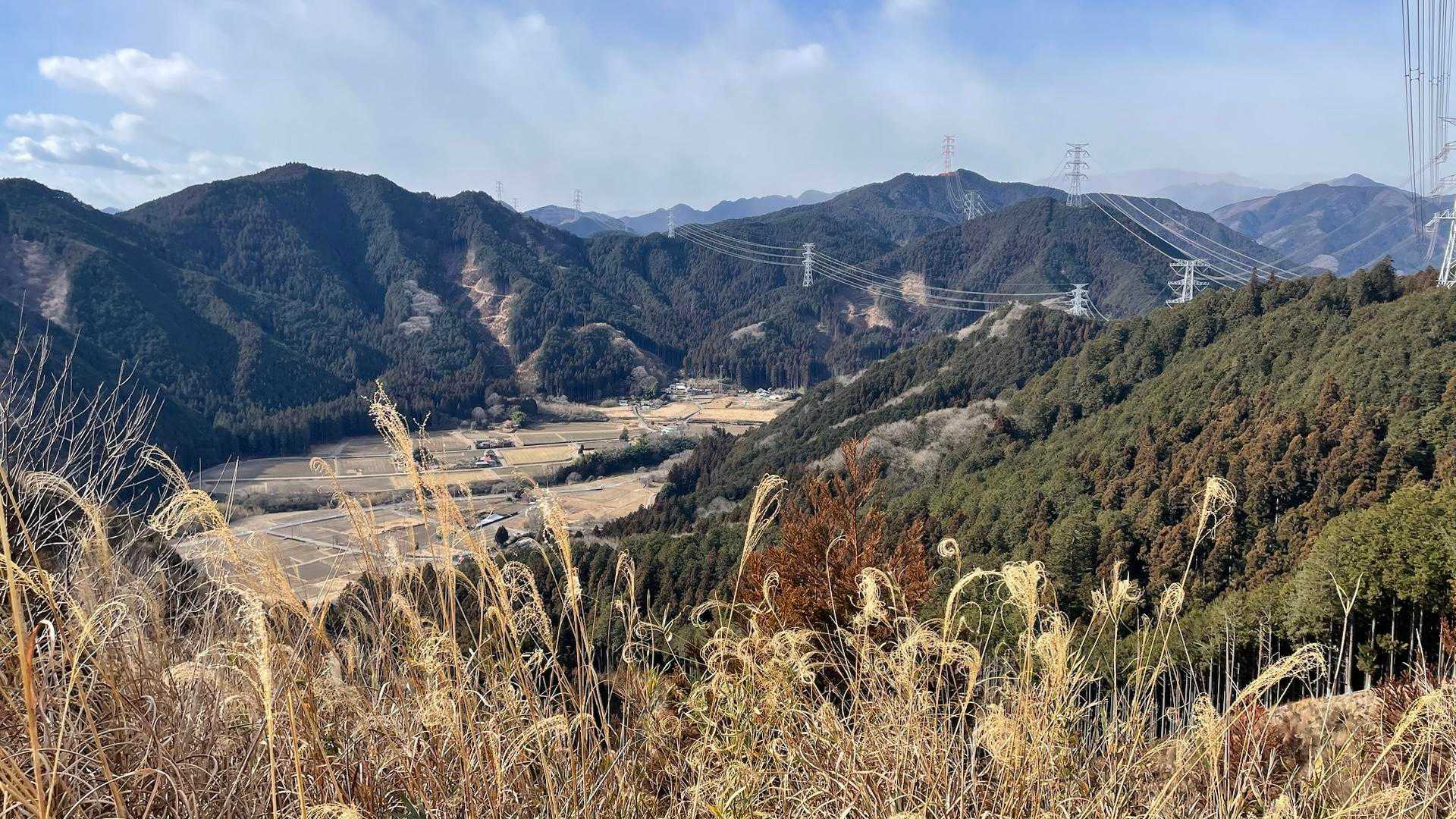 赤い鉄塔のたつ鳴蟲山、その奥に石裂山（おざくさん）、右奥の高い山が横根山かな？