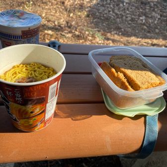 深山でカップラーメンとひろっちさんの手作りシフォンケーキ✨ふわっふわかで美味しかった😋