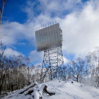 山頂にそびえ立つ立派な反射板📡
