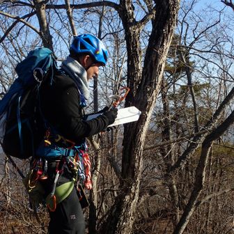 御岳コース　指導標が落ちていたので丁度バイルで補修