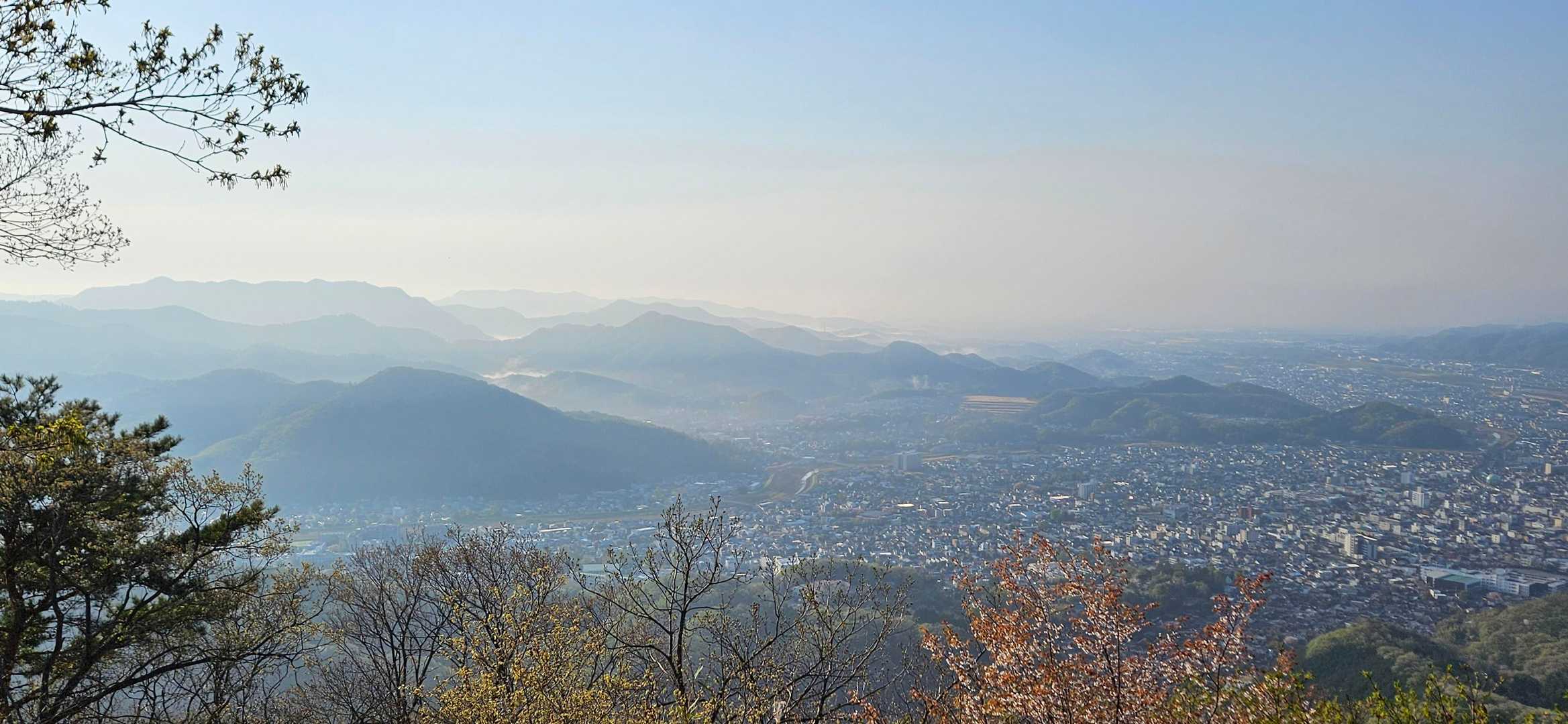 朝靄に十重二十重の山々