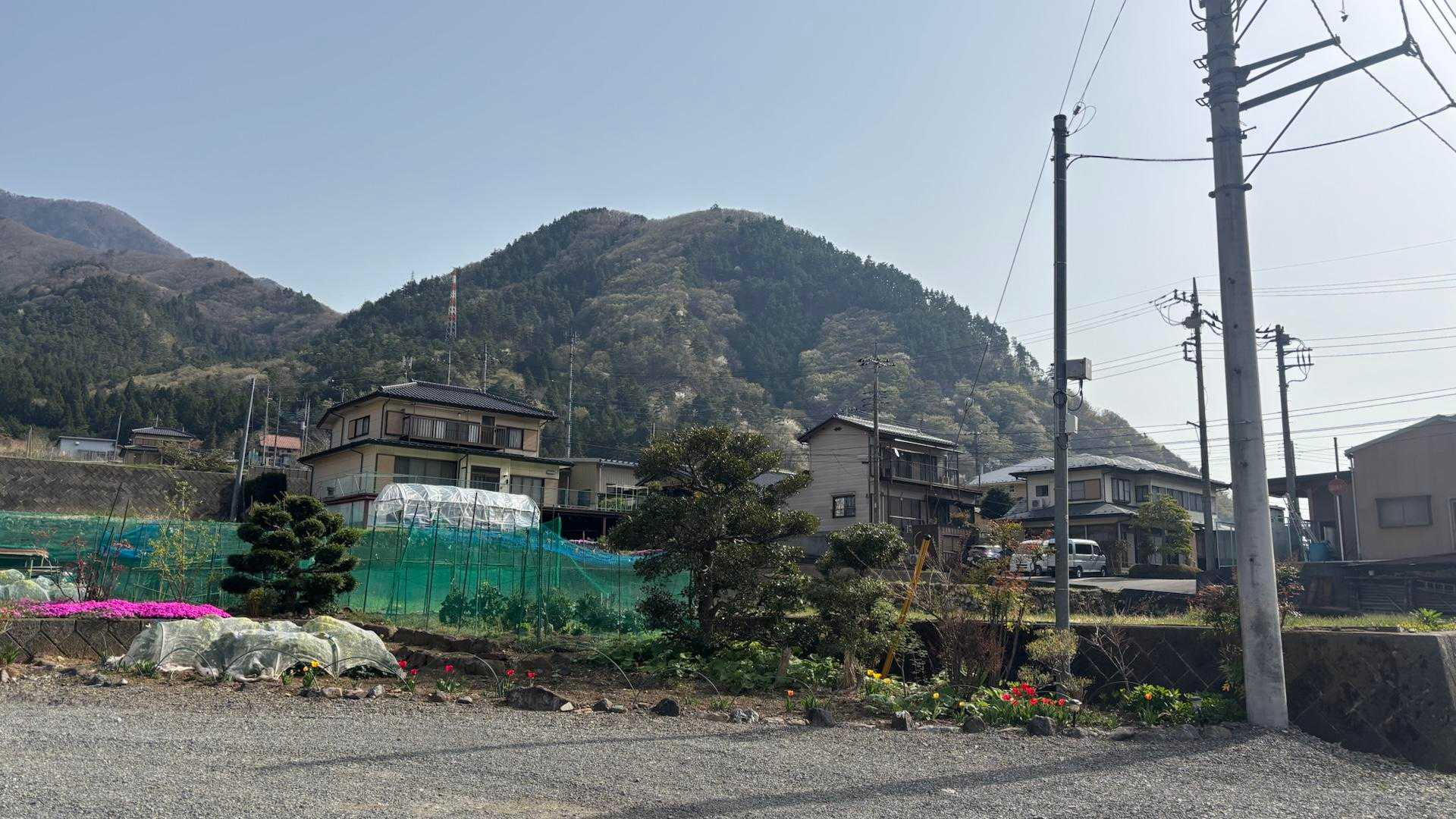 笹子駅から早足で歩いて20分ほどで、滝子山が見えて来た！