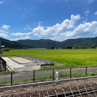 余呉駅から余呉湖をのぞむ