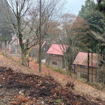 神社すぐ下に大川キャンプ場のバンガローが立ち並ぶ