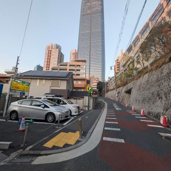 狸穴坂
左側に雰囲気のある古い家があったんですが、駐車場になってしまいました