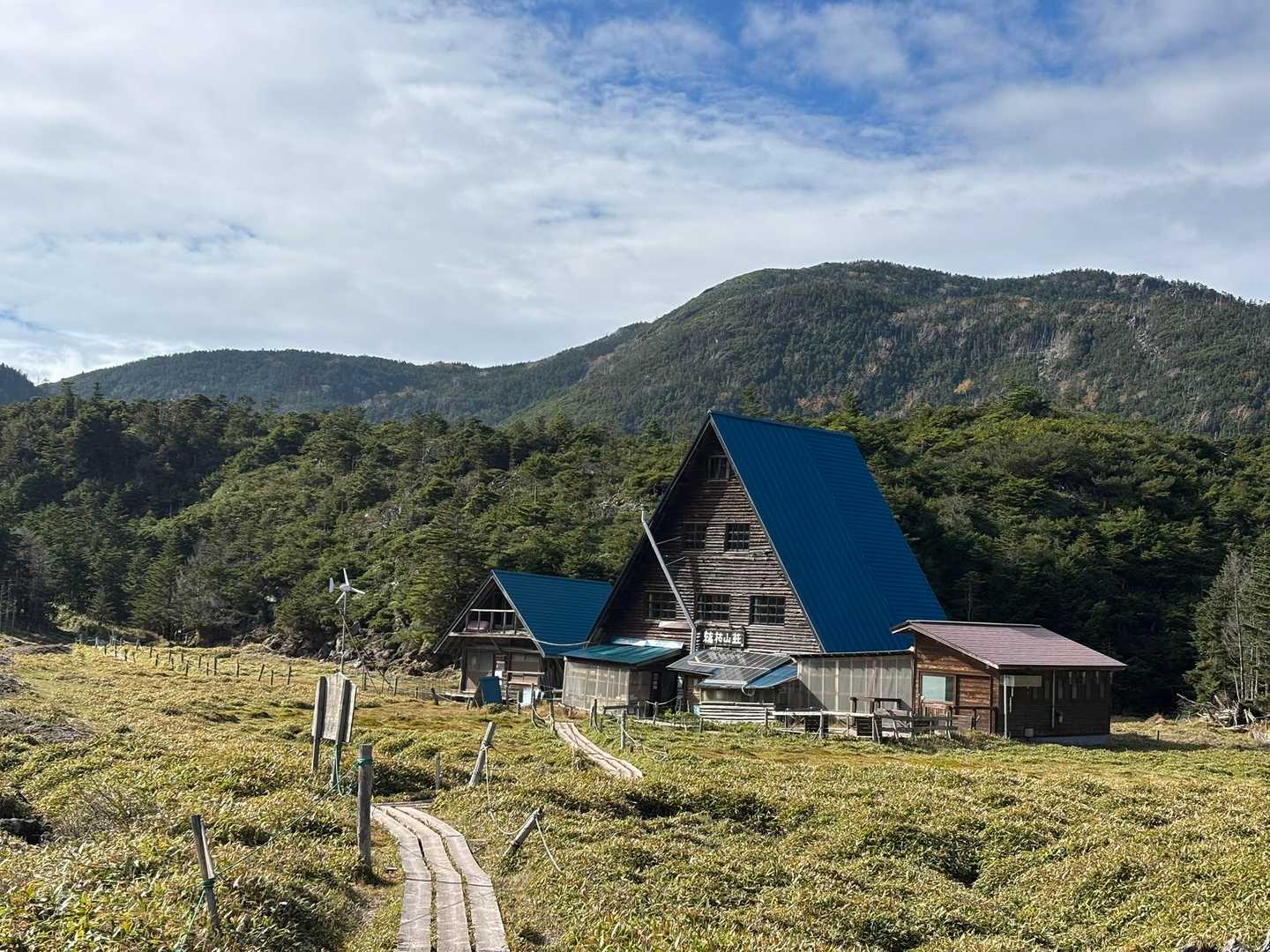 木道と縞枯山荘。メルヘンチック