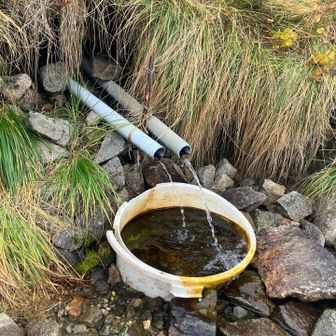 潤沢に出ています💧

大朝日小屋に向かっている途中で水汲みに来た小屋の管理人さんと出会う。
宿泊状況を伺うと超満員ではないとのことでホッと一安心。
