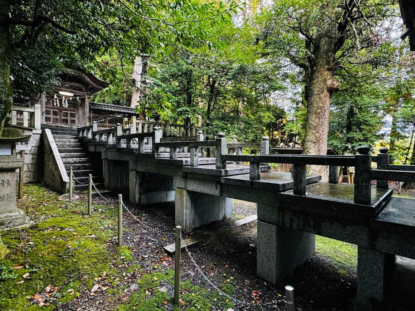 神楽殿から神殿に石橋の神道❗️