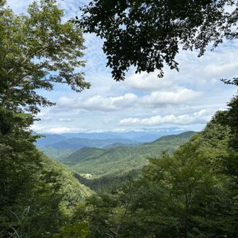 登るはずだった穂高連峰と、こないだ登った乗鞍岳だ見えるらしい、、でも、やはり山頂付近は雲の中☁️