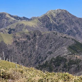 高の瀬から見る次郎笈、剣山
