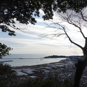 向こうにみえるのは桂浜荘かな？
改装オープンされたら、大晦日に泊まって初日の出を見たいな。