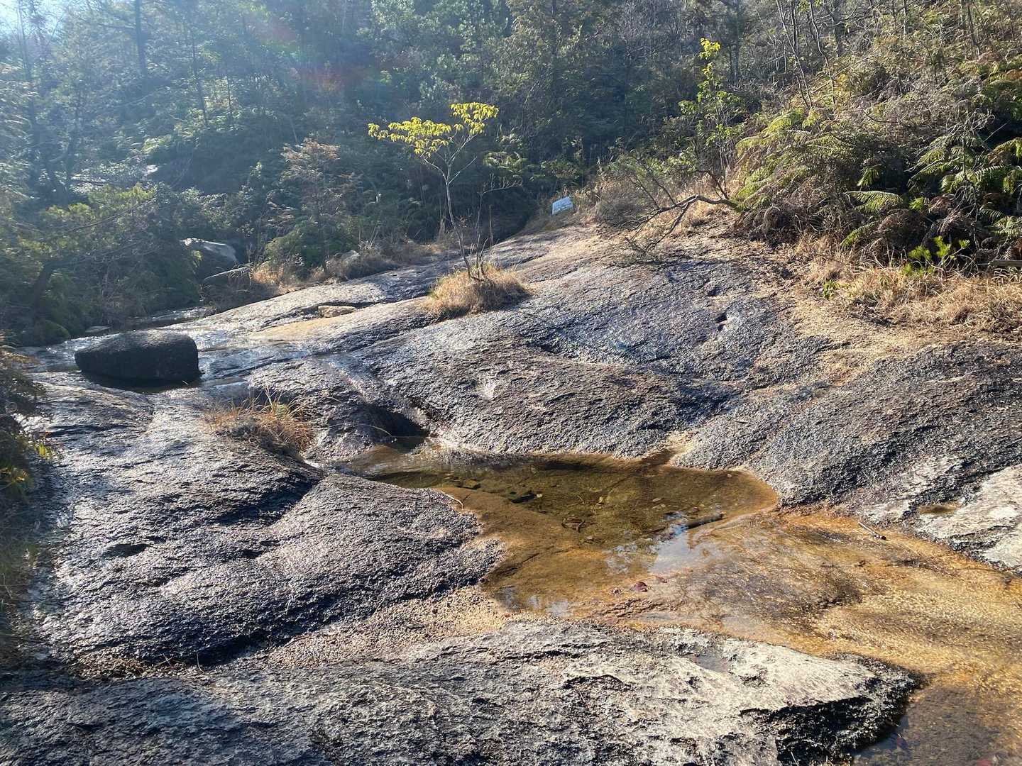 岩が濡れているので、気をつけて