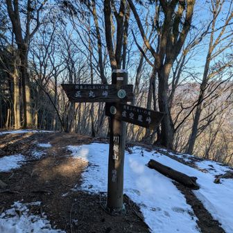 川越山の静かな山頂。雪が結構残ってます。