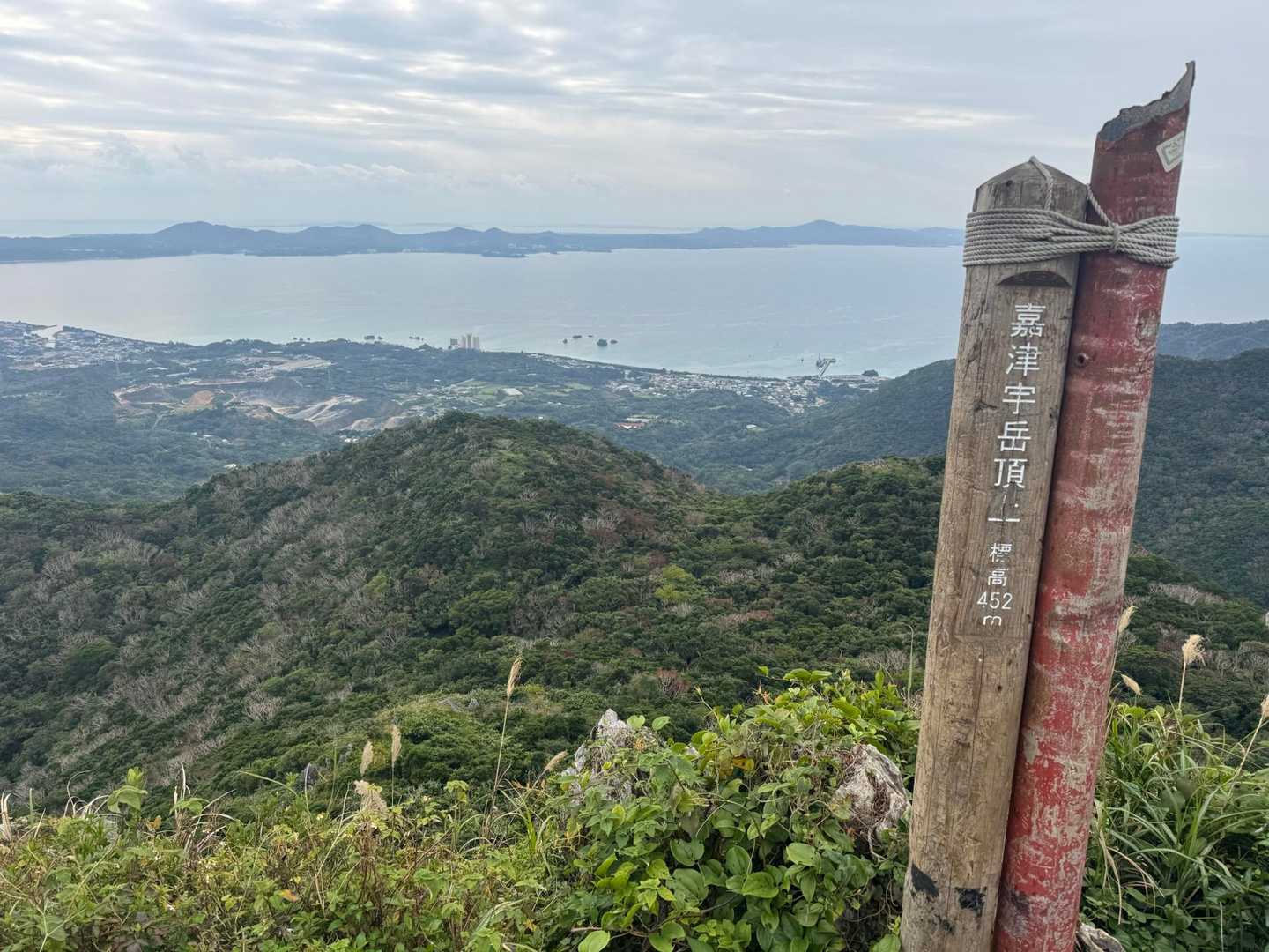 山頂は岩の楽園と絶景！嘉津宇岳の写真