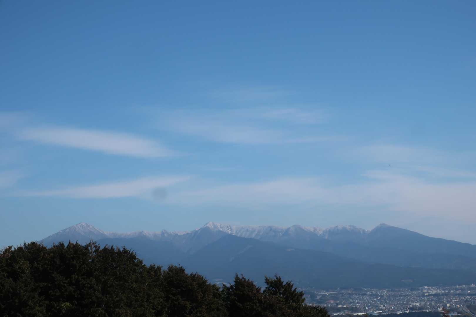 愛鷹山塊の方面は、越前岳～愛鷹山にかけて、うっすら白くなっていました。微かに雪化粧した姿も美しいなって思う。