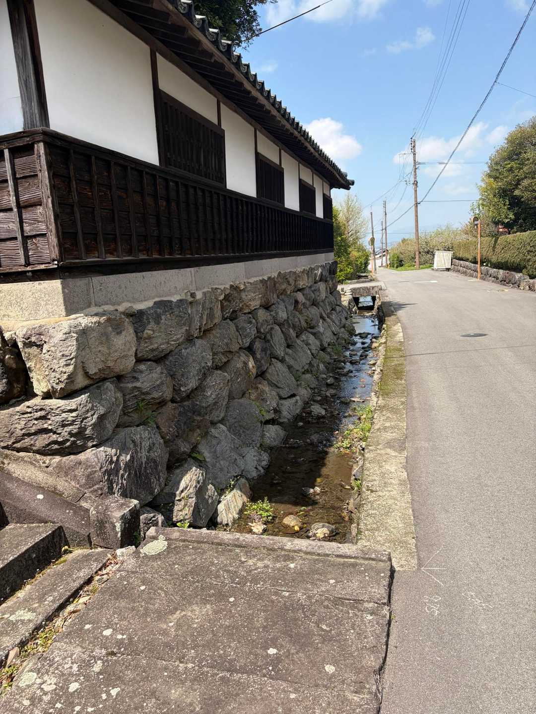 綺麗な水路、古き石垣や土壁の塀が続き何だか観光気分になる⤴︎
