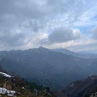 鎌ヶ岳が見えます

ここらへんは風が強い場所