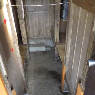 こちらが避難小屋。せいぜい、6人程度か。