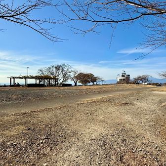 湘南平の広い山頂。
左手は海、正面には展望台、右手には富士山。