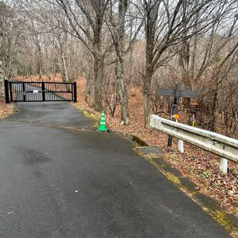 ひたすら車道をくねくね登ったところで、車道を
離れて山道に入ります。