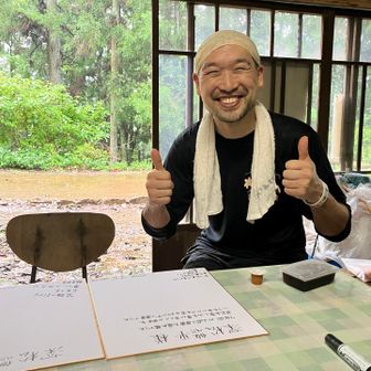ずぶ濡れで主役が降りて来ました☔️
店内にご招待！
初だそうです♪
コーヒーあんも初めて🤣

満面の笑みです🤣
まだ完成してない色紙の前...