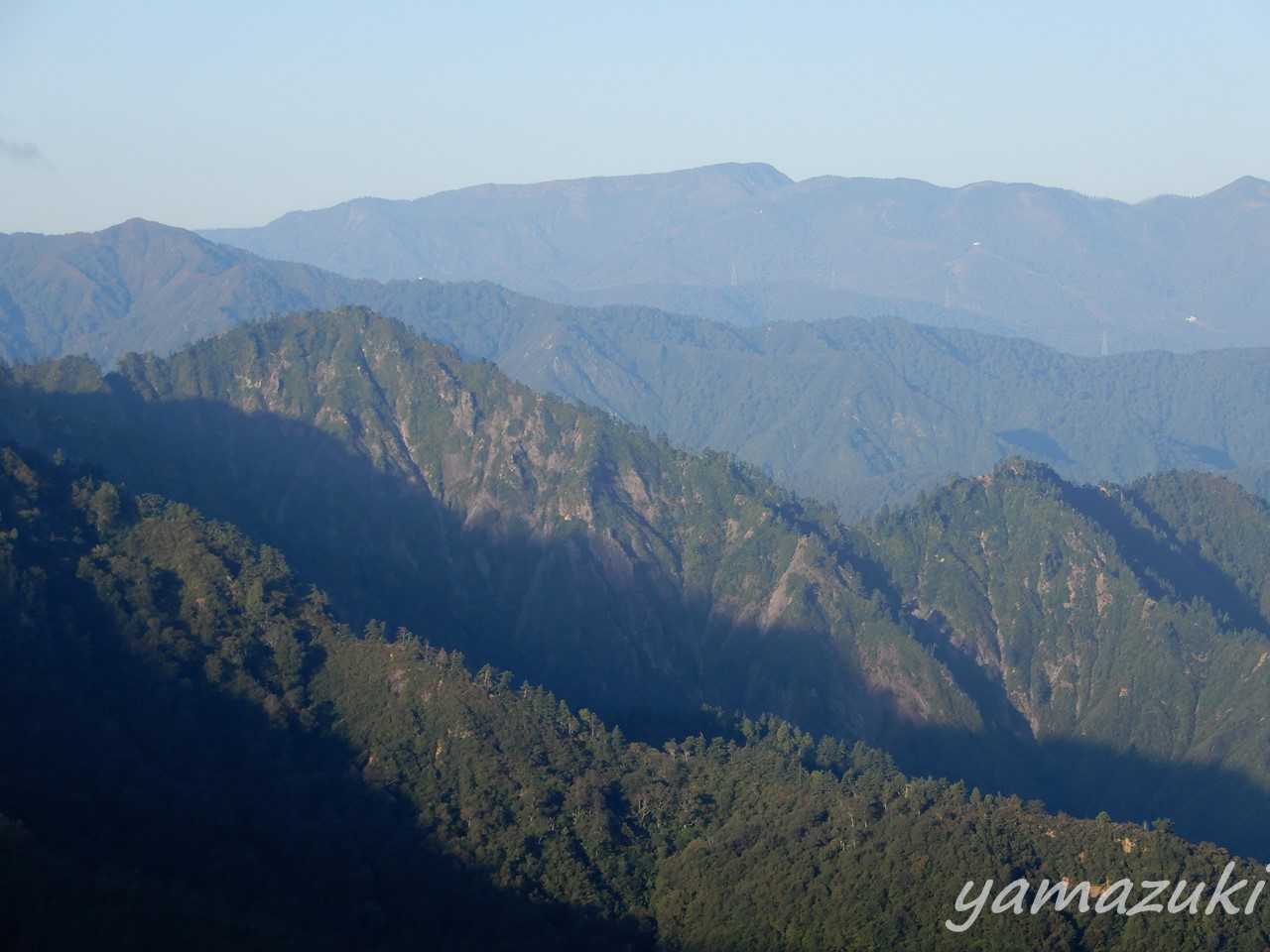 独特の山容の苗場山