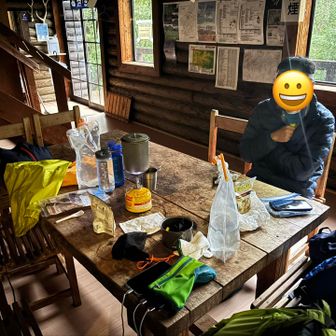 平日の雨天模様にこんなとこ来る人はさすがにいなくて貸し切りでした。小屋内に水道もあり水も豊富です。飲用にするには煮沸した方がいいです。