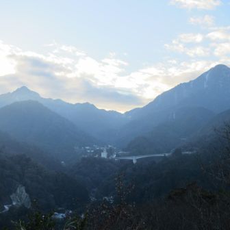 振り返れば鎌ヶ岳、御在所岳
鈴鹿山脈あたりは鎌ヶ岳、御在所岳、藤原岳くらいしか分かんない