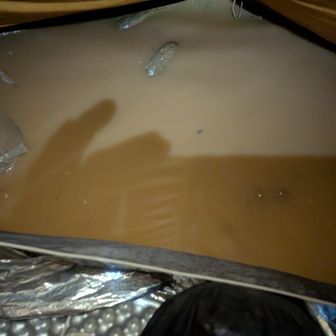 常念小屋テン場
テントを張る場所間違えた
暴風雨でテント周辺が湖に！
でも大丈夫
テント内に音のしないエマージェンシーシートを敷いてるおかげで浸水なし！
今ならなんとこのおシート
100枚セットで68300円でご提供させていただいております！