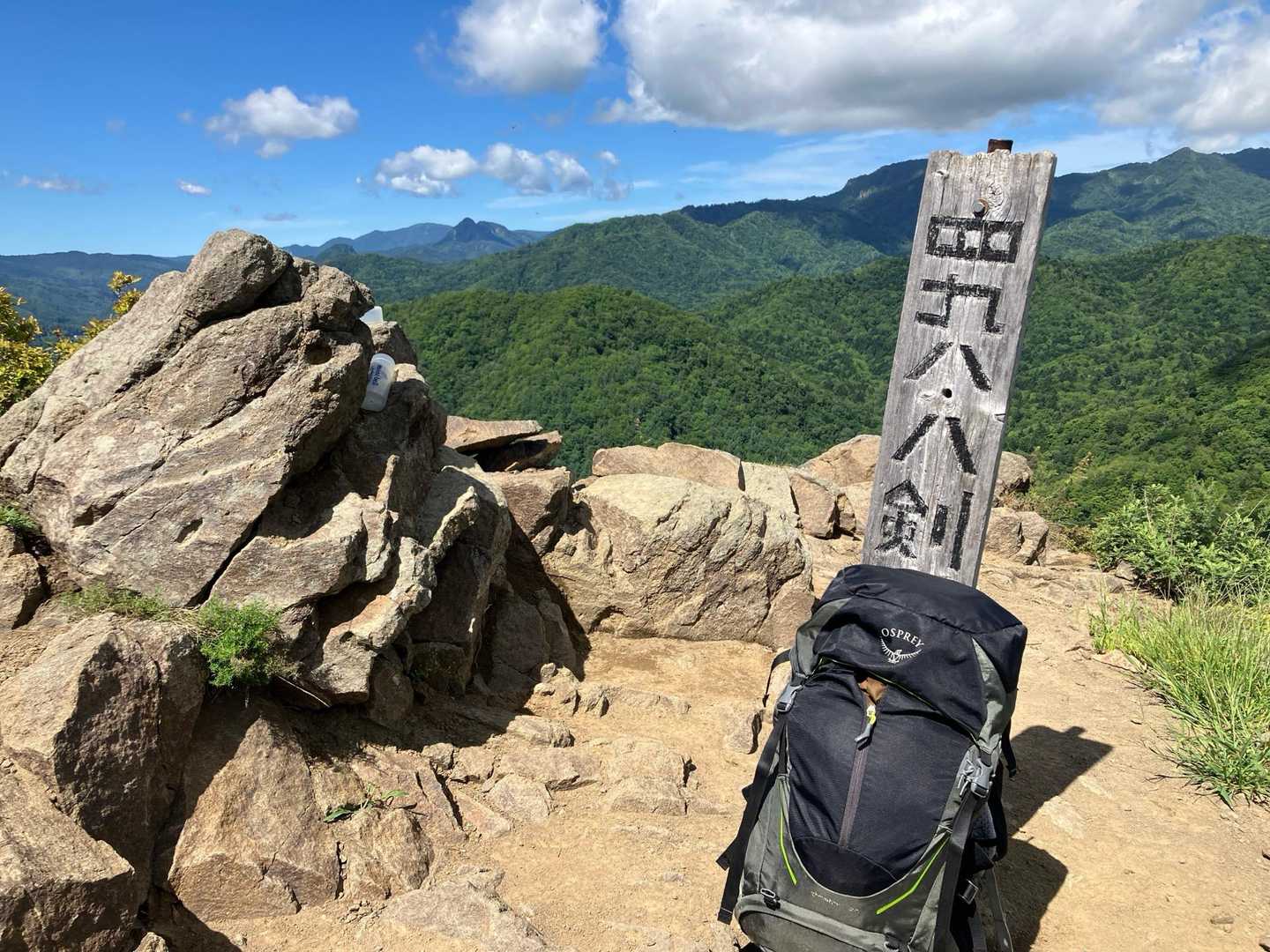 八剣山往復 | 岩を掴み、街を見下ろす。お手軽アスレチックの後は温泉でサッパリの写真