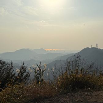 鍋蓋蓋山の山頂から。これから向かう山々が見えます。