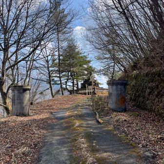 半時計まわりの場合、氷室山に向かうには石灯籠前を通過していきます