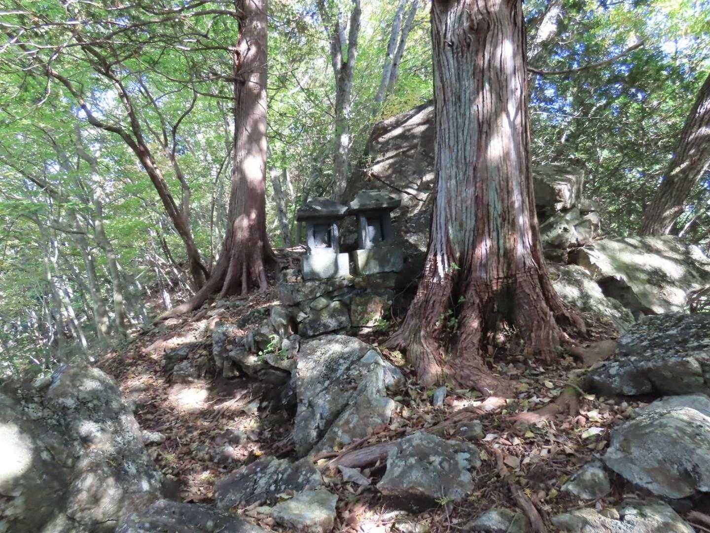 二つの石祠があります。