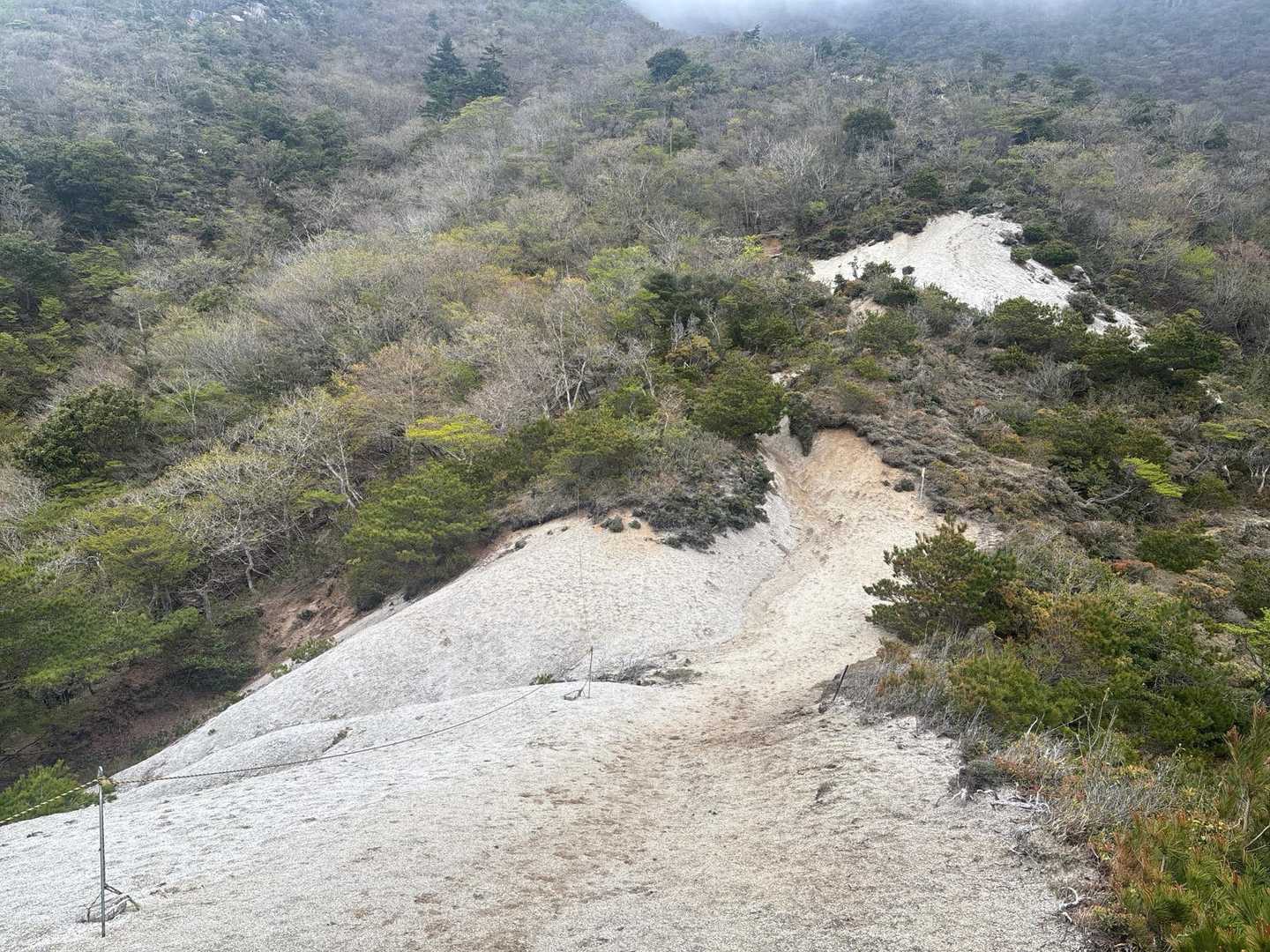 スリリングなザレ場がお出迎え💧
ズルッといかないように全集中で歩いていきます😅