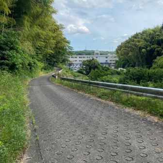 神明山さて、行くぞ！
左を見てみた。　四郷小学校ですな