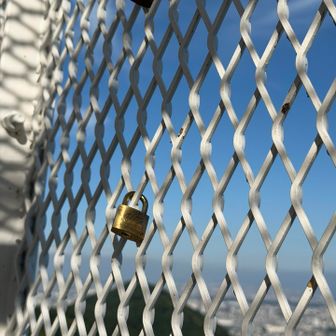 湘南平でカギをかけたカップルは別れない都市伝説は今も健在なんですね…
都市伝説ですよ…