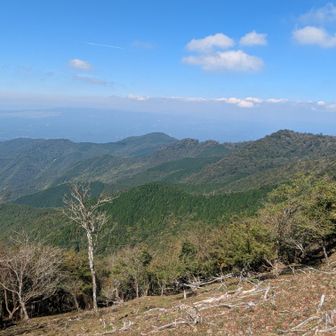歩いて来た道を戻ります。左端が遠見山、矢筈岳。