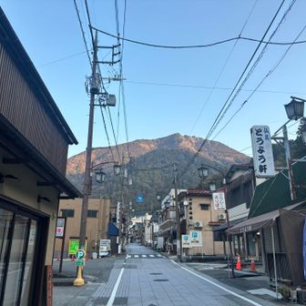 目指す山頂を眺めながら久遠寺に向かいます！