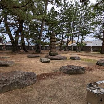 七重の塔は礎石だけがのこってる