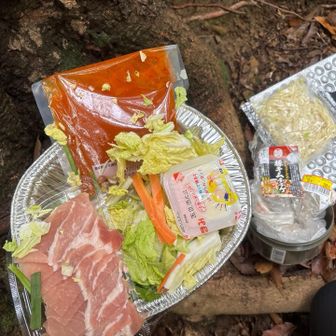 なので日光🌞は諦めて
風🌪️避けての木の🪾根っこにて
イベントです😝
そぉーお！！　昼飯🍚ね

本日は鍋🫕🍲🫕　これを　したかったんです❣️
キムチ鍋🍲　虎屋にて30%オフ299円
テント🏕️箔した時に　何度か？！出てきたよね😆
美味しく頂きました😋

ベンチでもあるかと…  無かったです🫩
