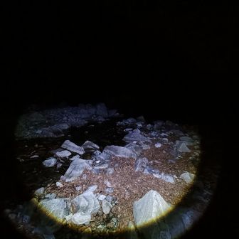 滑る滑る
慎重に、周り警戒しながら登りました

この辺りでまた仮眠
起きたら寒すぎた