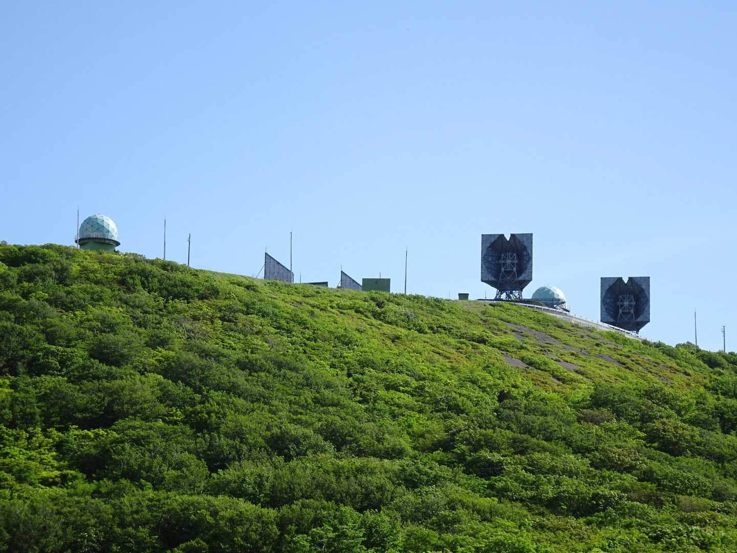【佐渡分屯基地（新潟県佐渡市）は航空自衛隊入間基地の分屯基地であり、レーダー監視を主任務とする第46警戒隊（46警）が配置されています。】