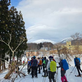 志津温泉が見えてきました
正面、湯殿山