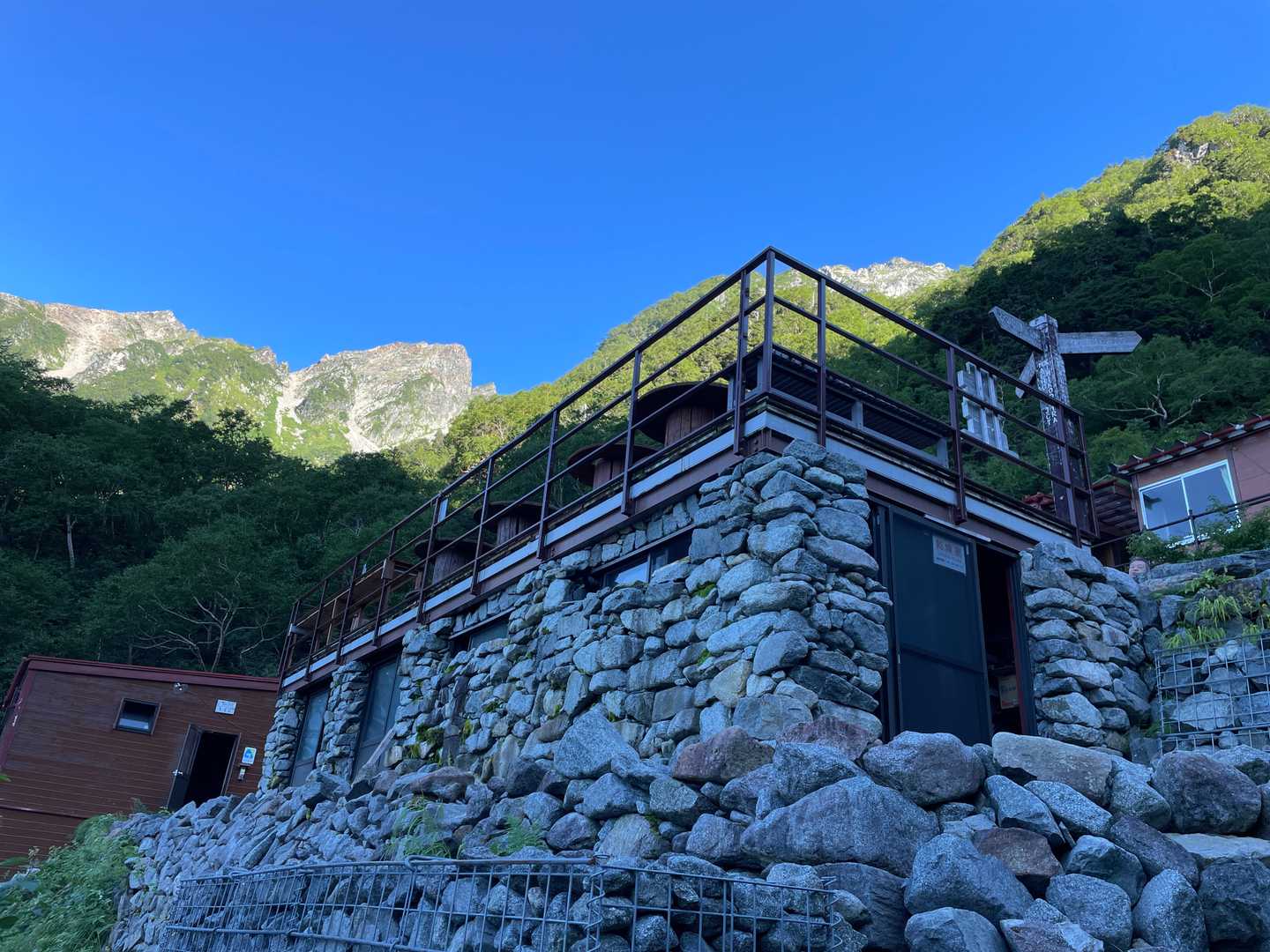 岳沢小屋で、追加の水分を購入