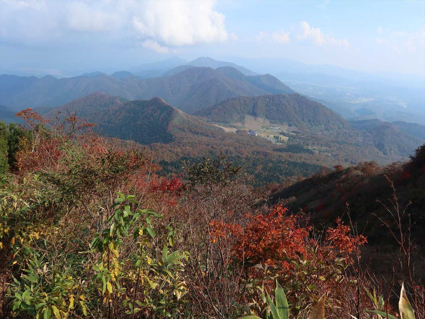 下山地の鏡ヶ成国民休暇村が見えます

その左手にある低い山が象山（笹ヶ峰）
休暇村の後ろ側にある低い山が擬宝珠（ぎぼし）山

更に皆ヶ山（みながせん）
　　上蒜山と続いています