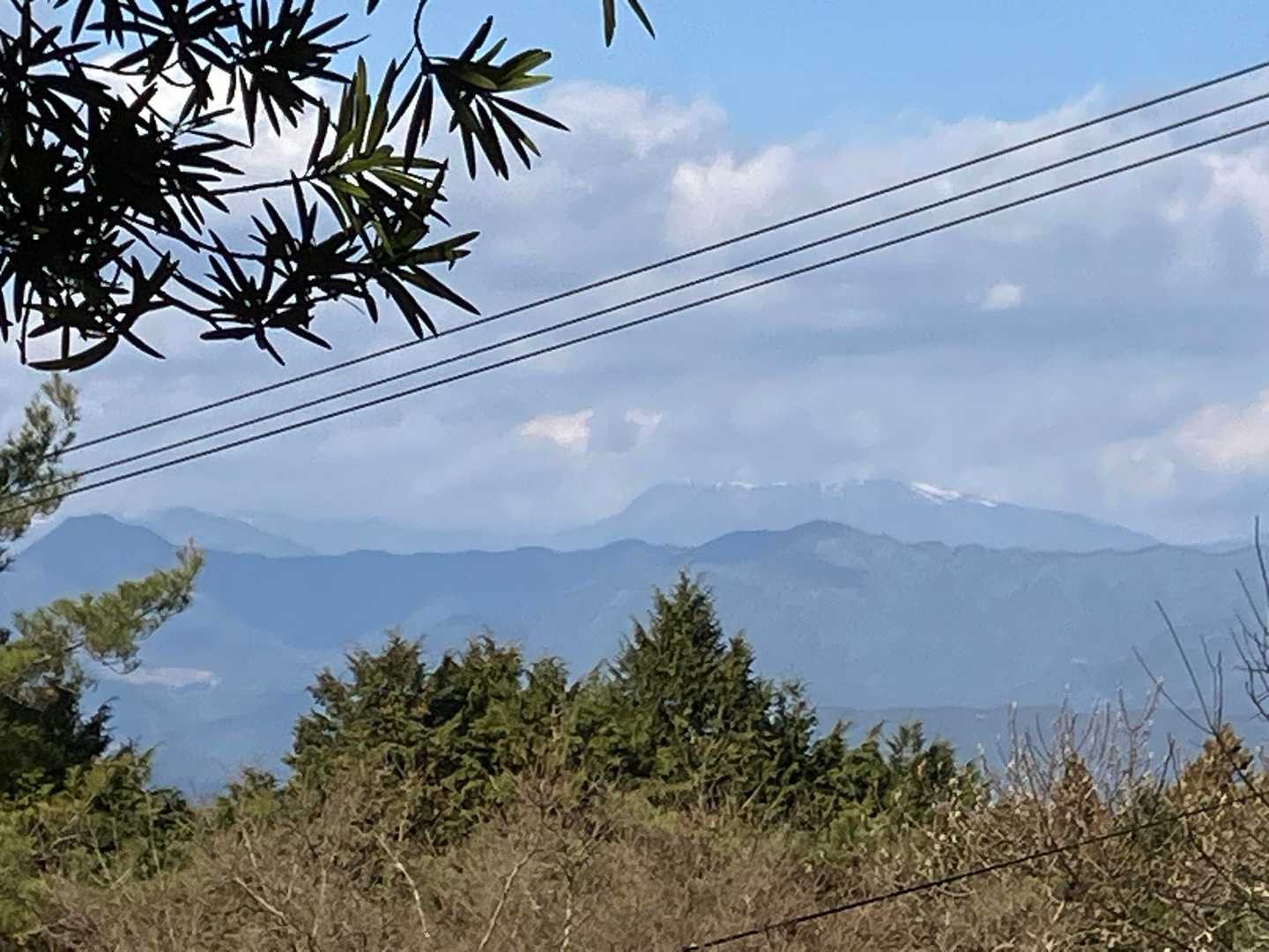 山に雪が見えます
笹ヶ峰とかかな〜？