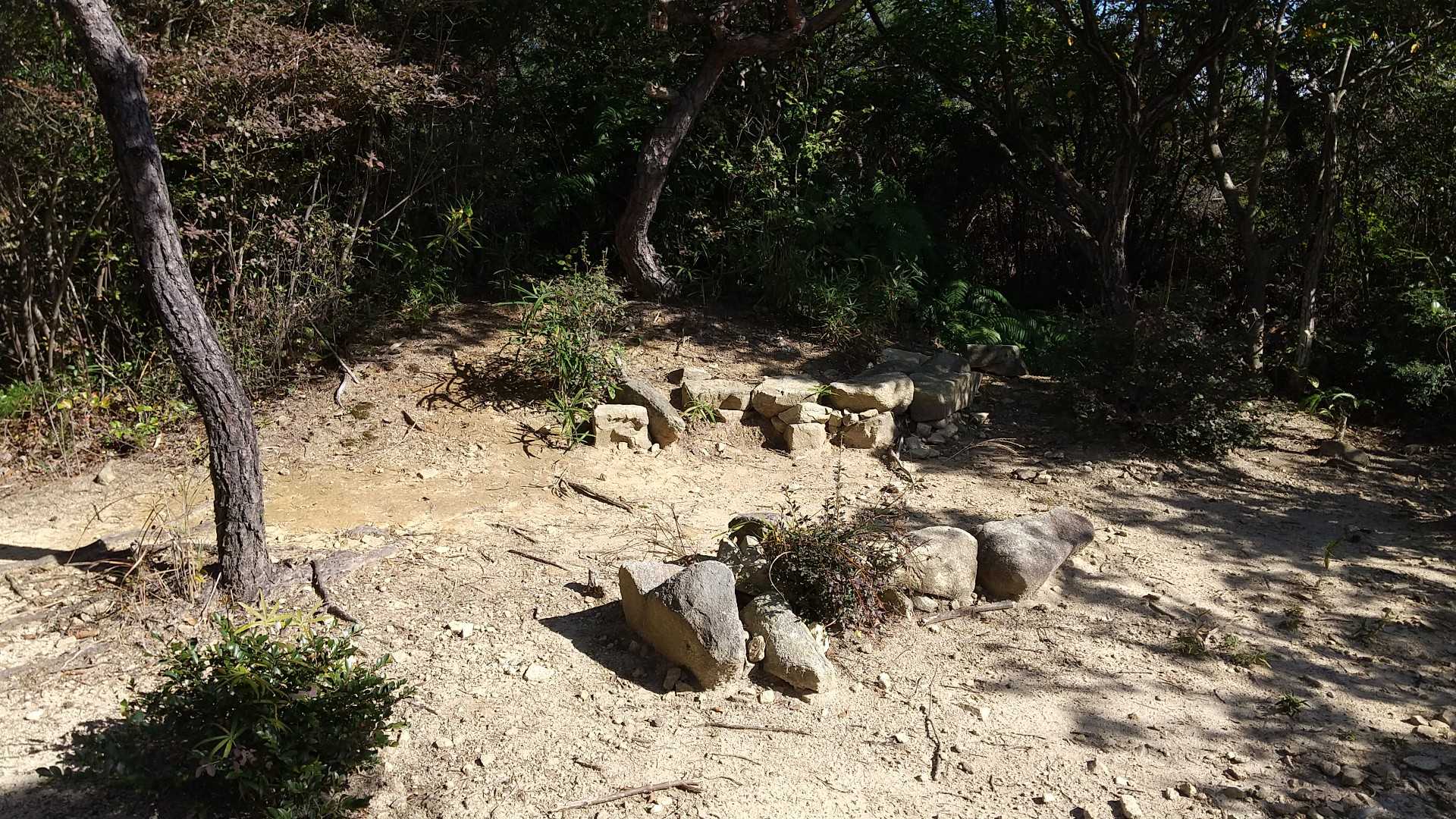 せっかくなので、行者山に立ち寄りました。東観峰は眺望が素晴らしいですが、こちらはほとんど無し。