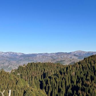 雲取山北峰から見えた
武奈ヶ岳（左）🏔️と蓬莱山（右）🏔️

こんな素晴らしい景色を堪能できる山にご一緒くださり、まーさんandまささんに感謝です🙏
