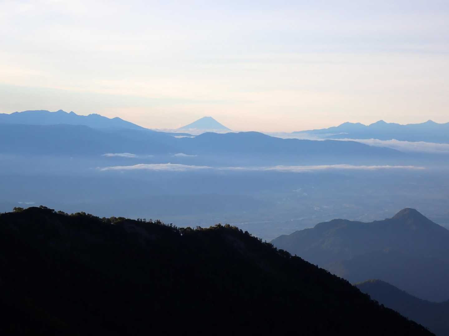 朝食後外へ。富士山もくっきり。右は北岳や仙丈ケ岳など。